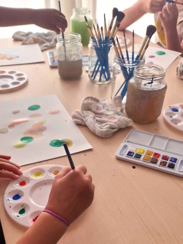 Enfants en train de peindre pendant leur cours d'aquarelle à L'Arbresle